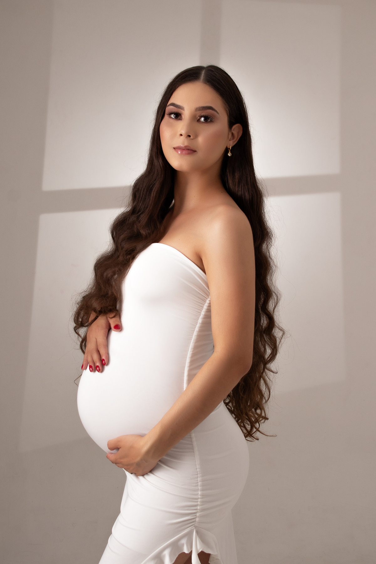 ensaio gestante em estúdio clean conceito vestido longo poltrona pose preto e branco com marido estúdio marcos felipe fotografia barreiro belo horizonte bh mg contagem ibirite