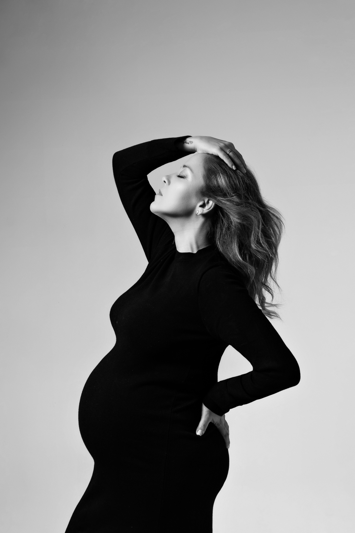 ensaio de gestante gestacional em belo horizonte estudio fotografico marcos felipe fotografia roupa preta jeans blusa branca