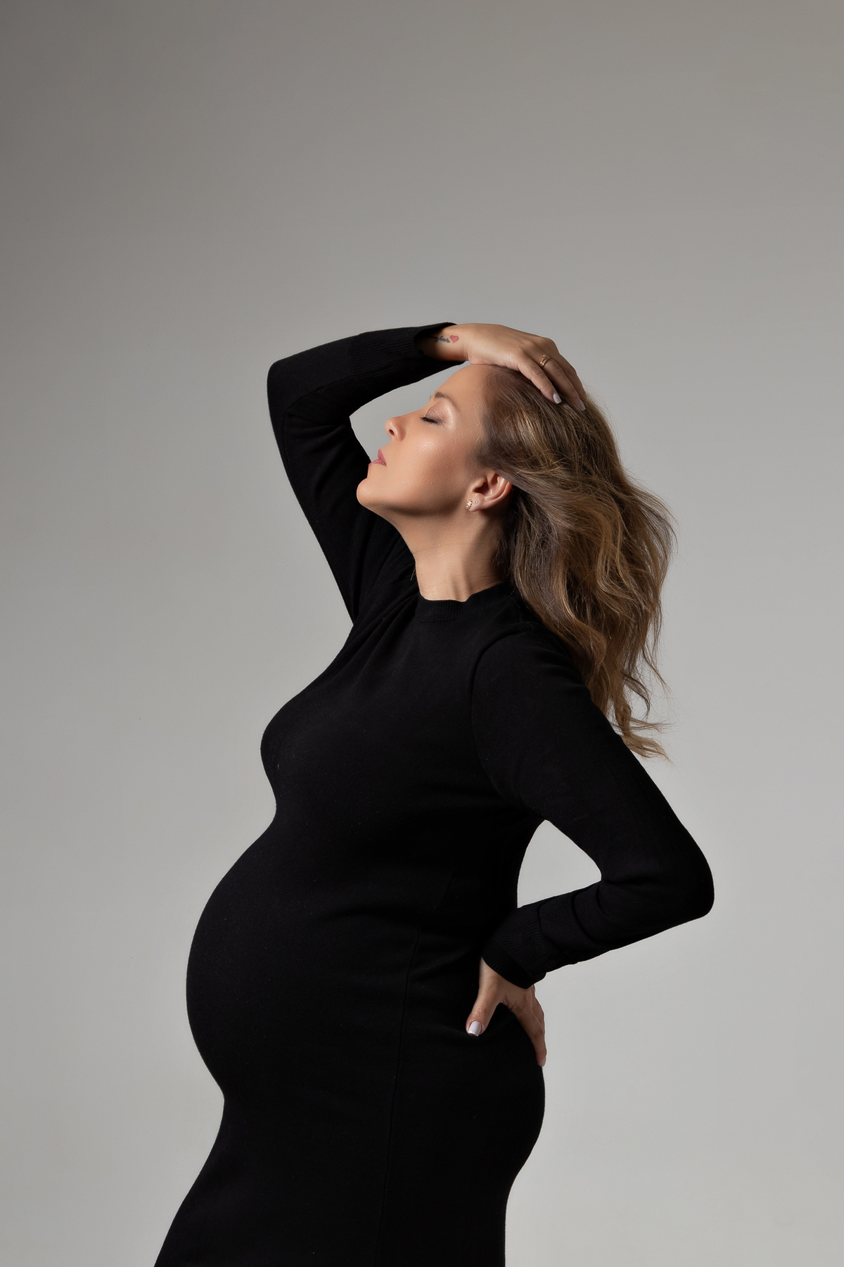 ensaio de gestante gestacional em belo horizonte estudio fotografico marcos felipe fotografia roupa preta jeans blusa branca