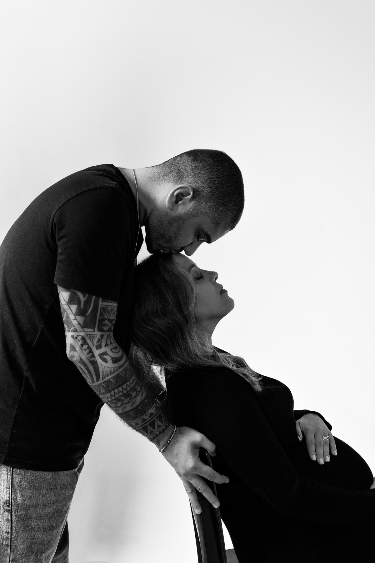 ensaio de gestante gestacional em belo horizonte estudio fotografico marcos felipe fotografia roupa preta jeans blusa branca