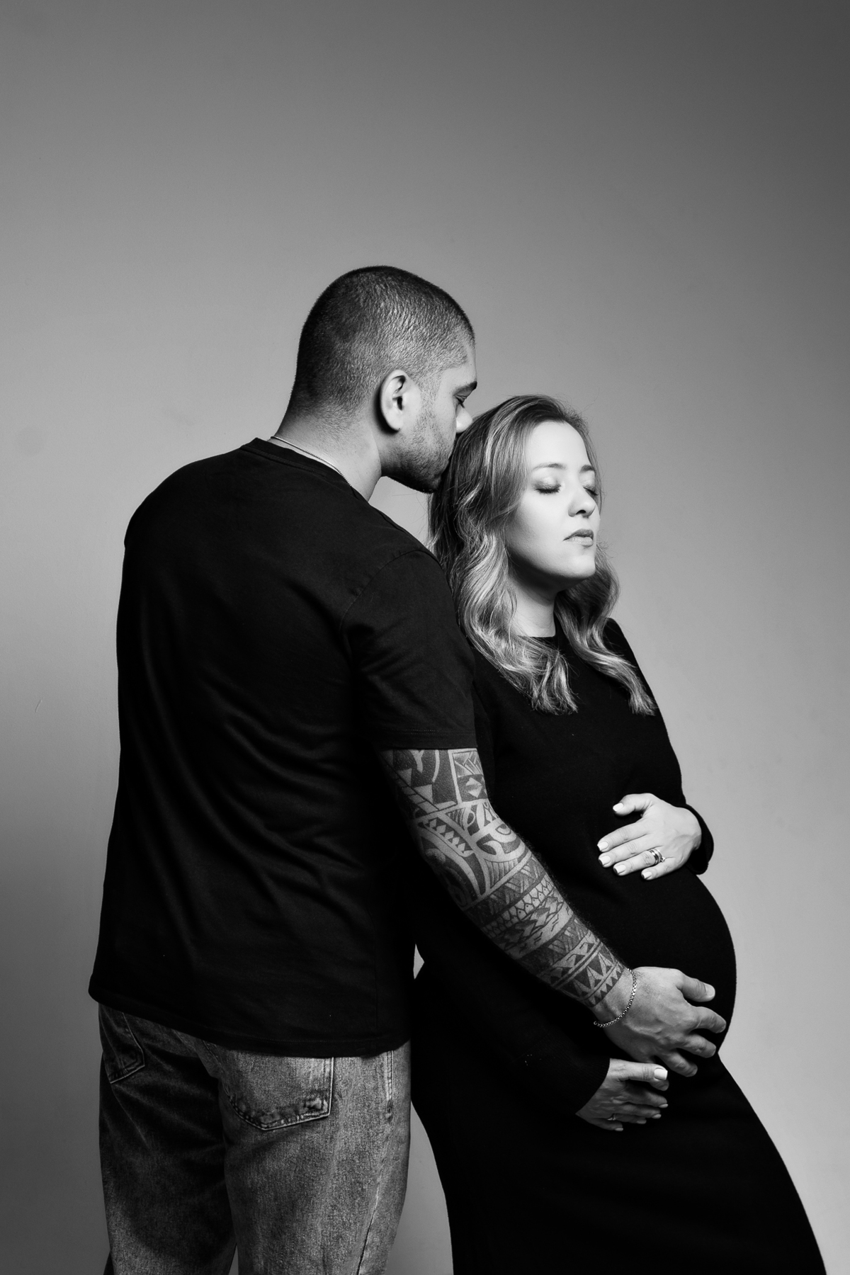 ensaio de gestante gestacional em belo horizonte estudio fotografico marcos felipe fotografia roupa preta jeans blusa branca