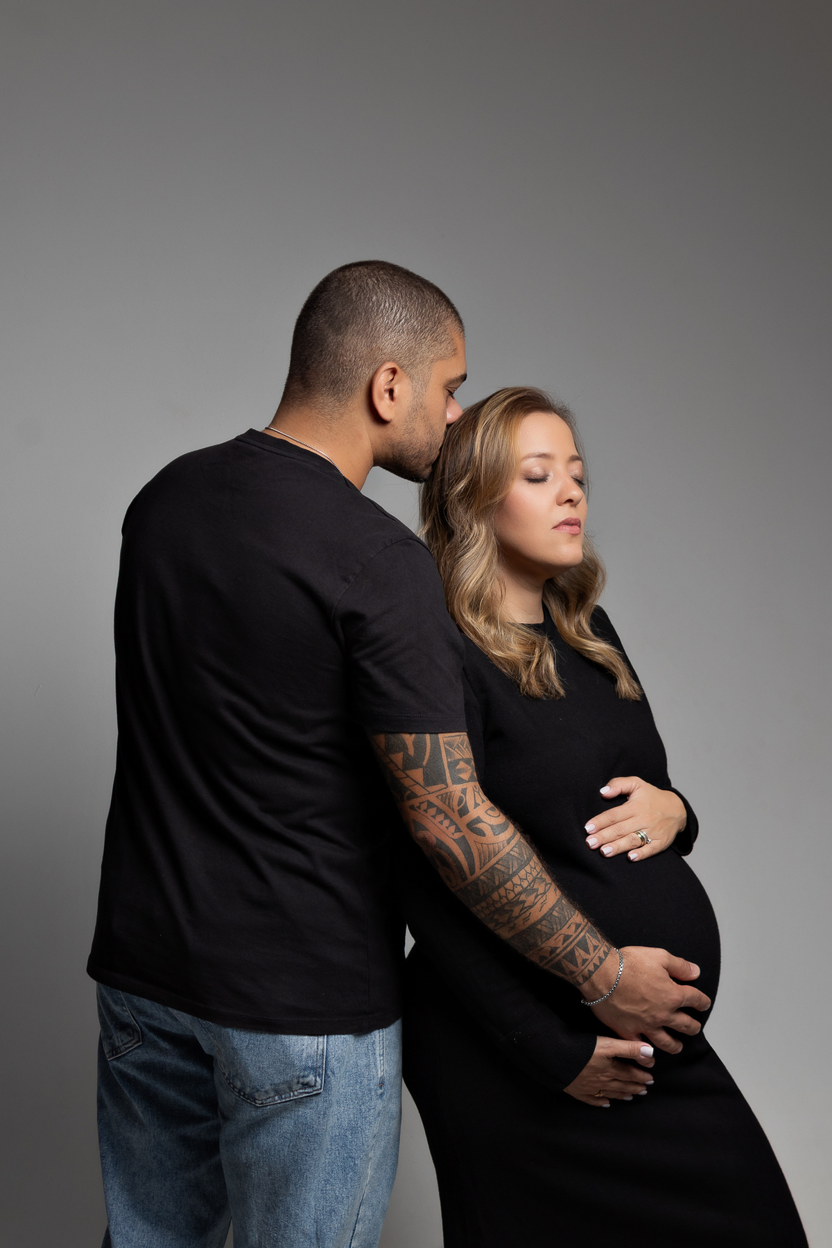 ensaio de gestante gestacional em belo horizonte estudio fotografico marcos felipe fotografia roupa preta jeans blusa branca