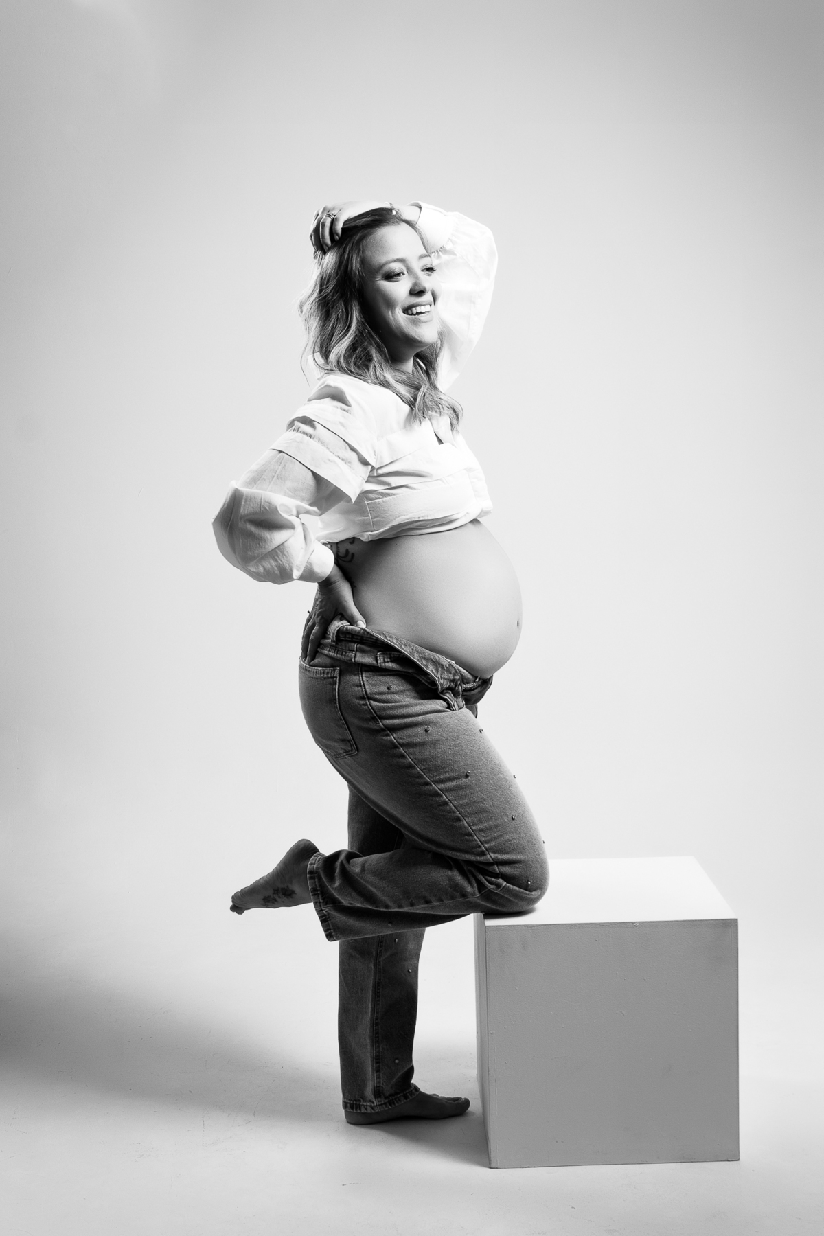 ensaio de gestante gestacional em belo horizonte estudio fotografico marcos felipe fotografia roupa preta jeans blusa branca