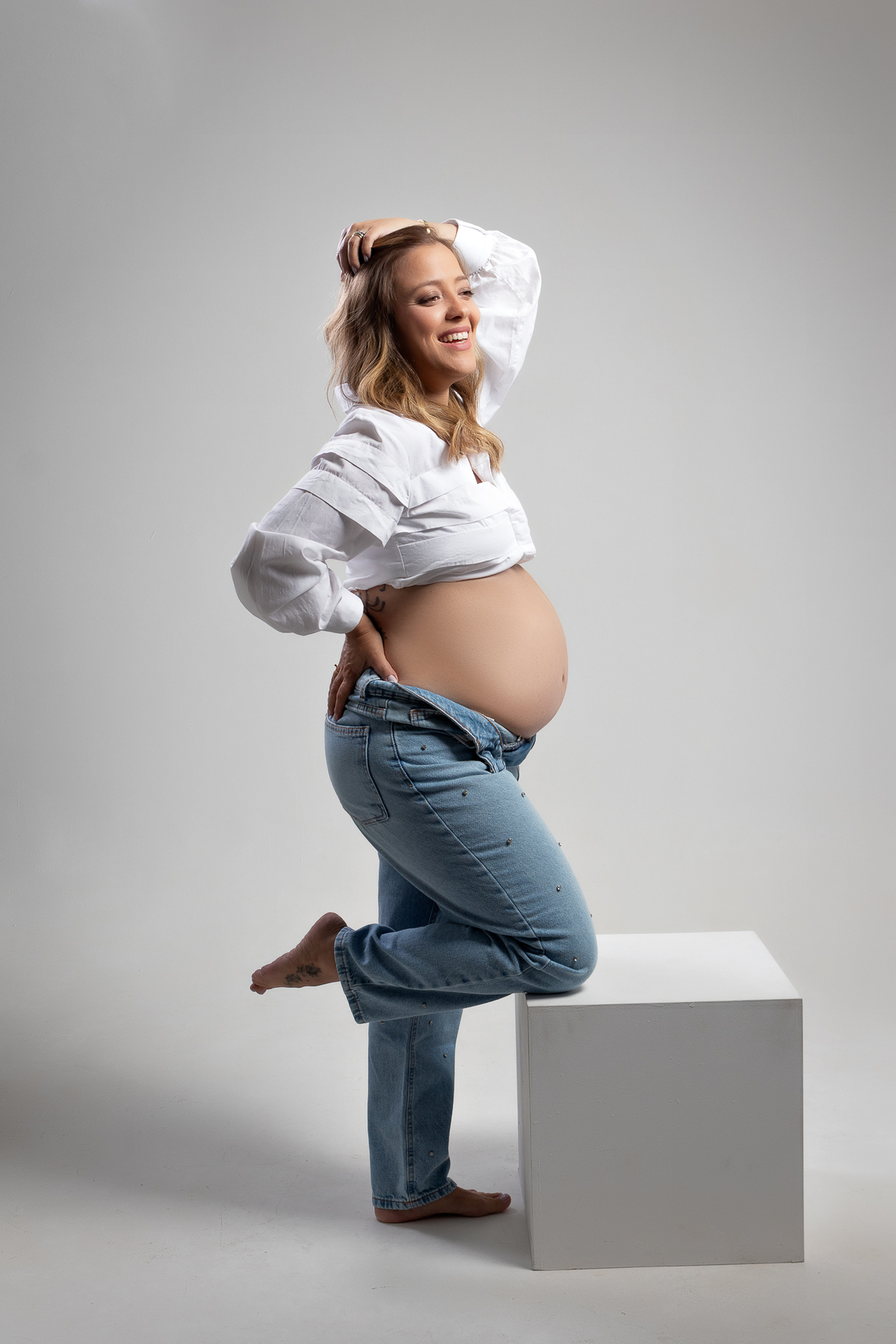 ensaio de gestante gestacional em belo horizonte estudio fotografico marcos felipe fotografia roupa preta jeans blusa branca