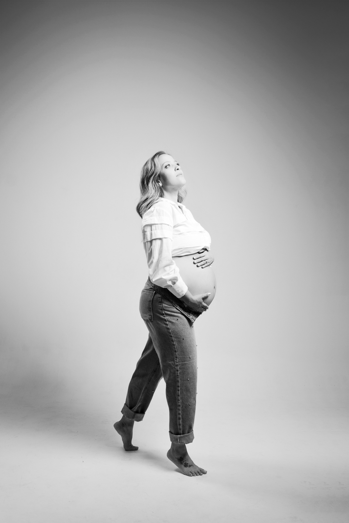 ensaio de gestante gestacional em belo horizonte estudio fotografico marcos felipe fotografia roupa preta jeans blusa branca