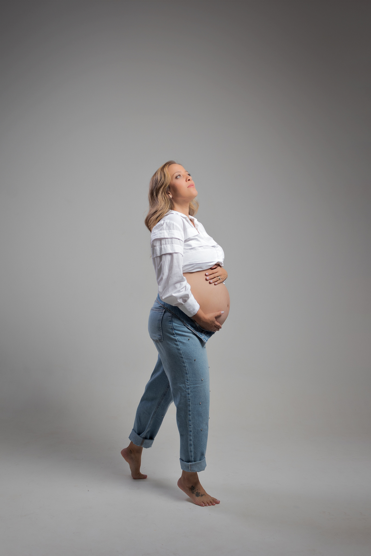 ensaio de gestante gestacional em belo horizonte estudio fotografico marcos felipe fotografia roupa preta jeans blusa branca