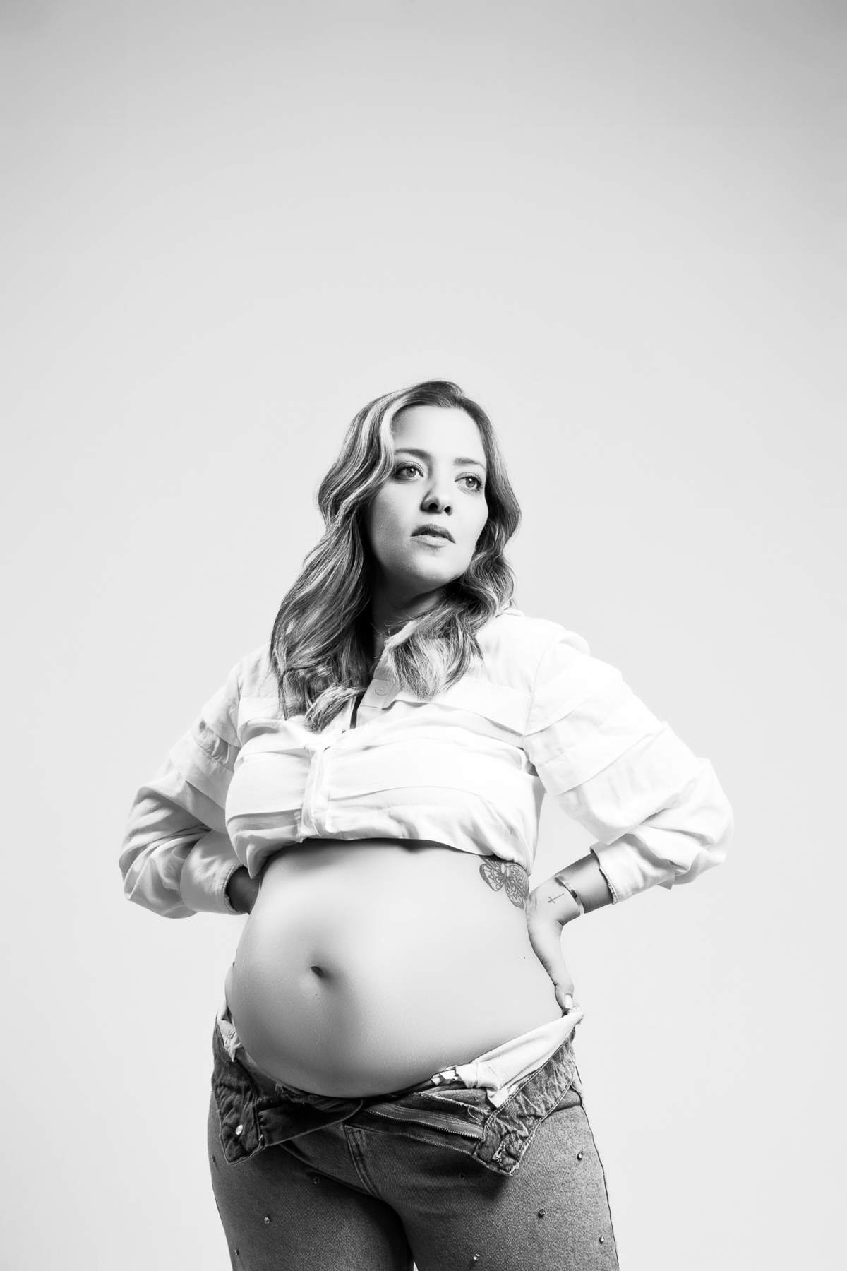 ensaio de gestante gestacional em belo horizonte estudio fotografico marcos felipe fotografia roupa preta jeans blusa branca