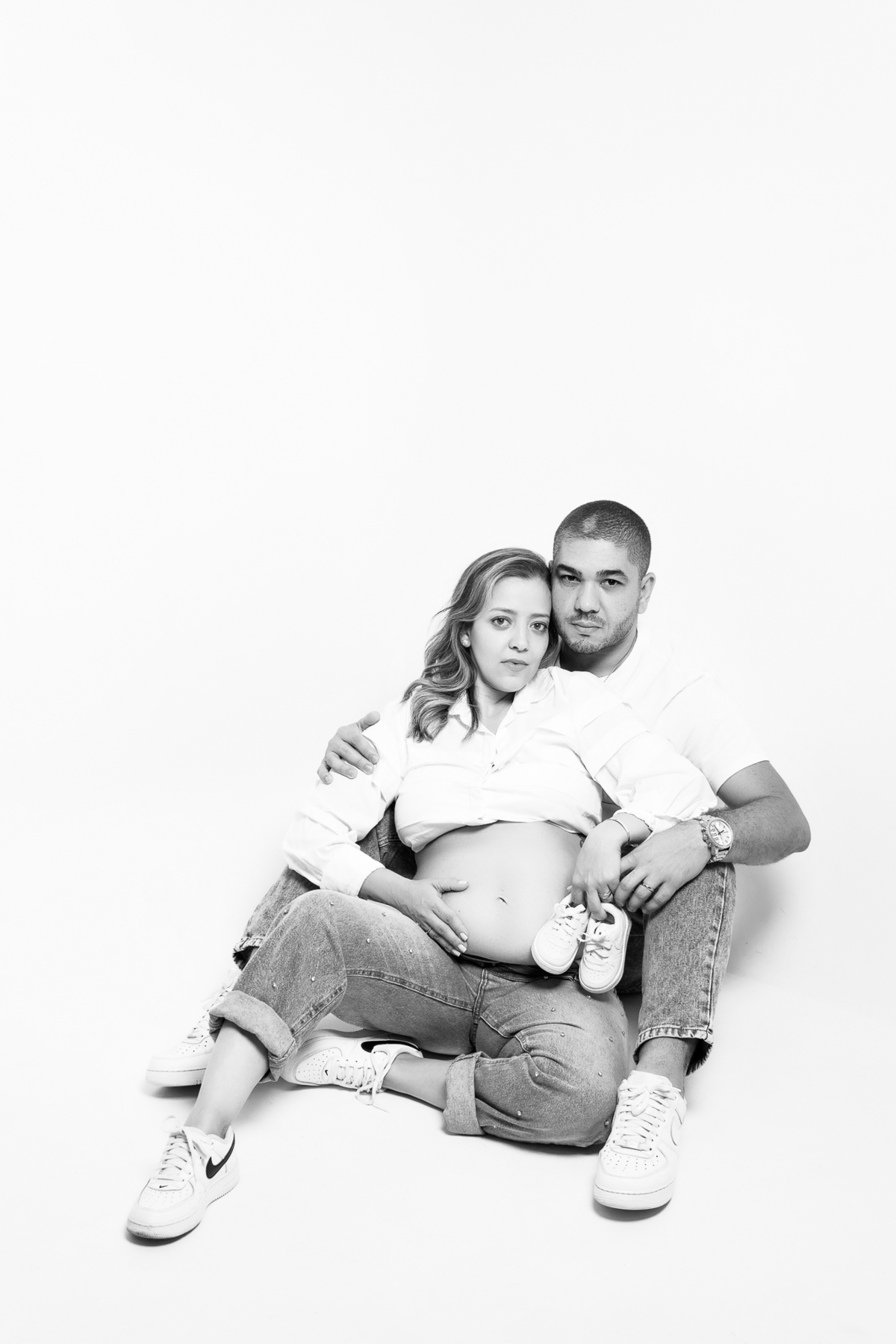 ensaio de gestante gestacional em belo horizonte estudio fotografico marcos felipe fotografia roupa preta jeans blusa branca