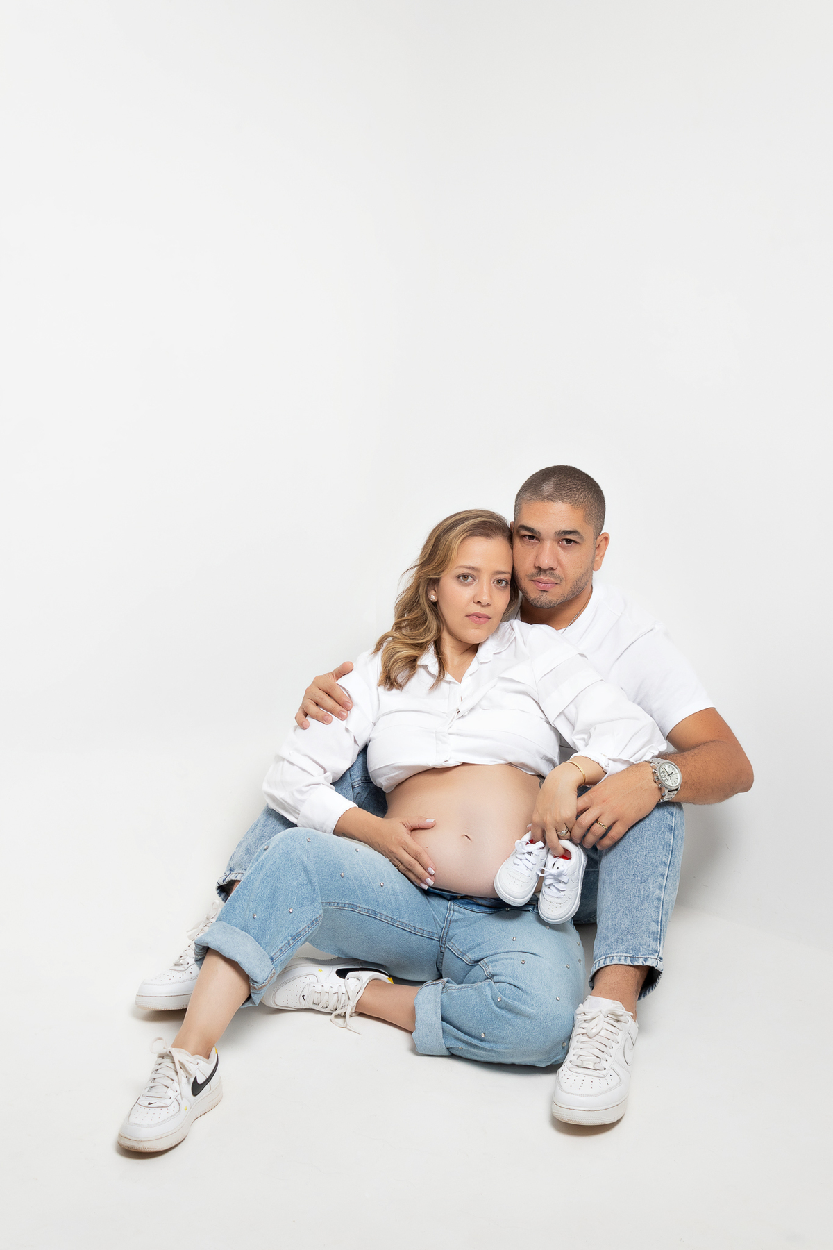ensaio de gestante gestacional em belo horizonte estudio fotografico marcos felipe fotografia roupa preta jeans blusa branca