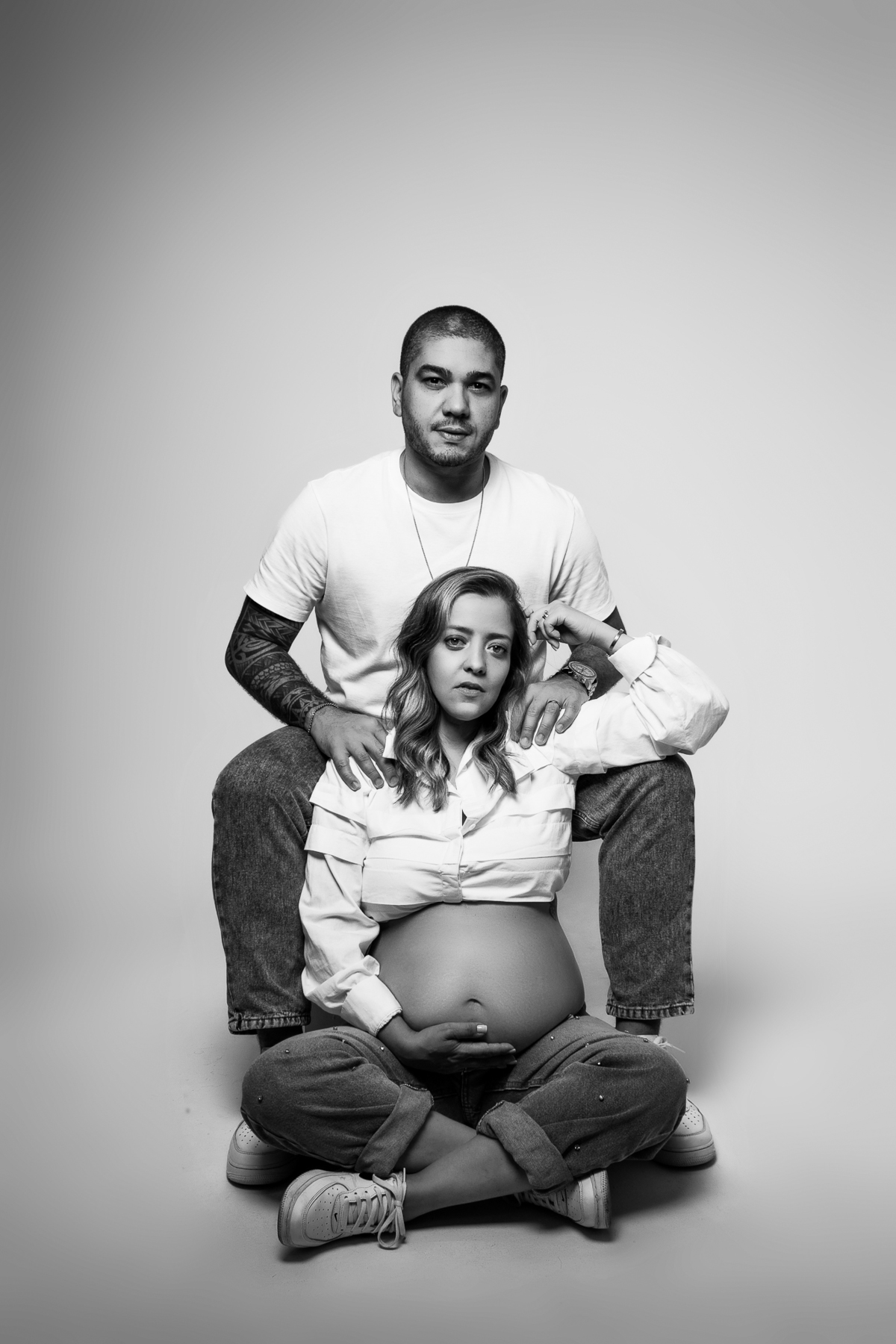 ensaio de gestante gestacional em belo horizonte estudio fotografico marcos felipe fotografia roupa preta jeans blusa branca