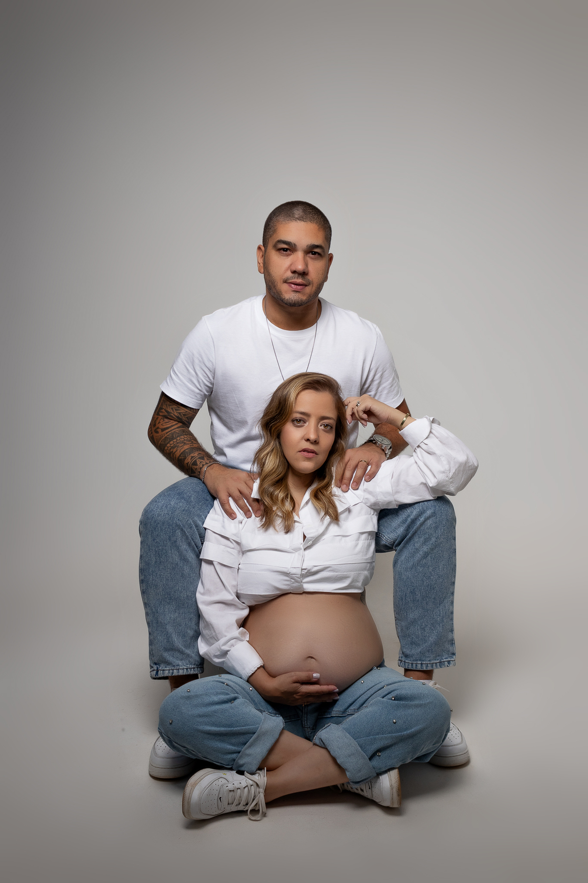 ensaio de gestante gestacional em belo horizonte estudio fotografico marcos felipe fotografia roupa preta jeans blusa branca