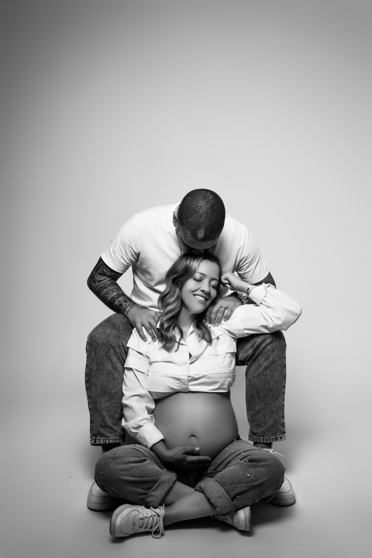 ensaio de gestante gestacional em belo horizonte estudio fotografico marcos felipe fotografia roupa preta jeans blusa branca