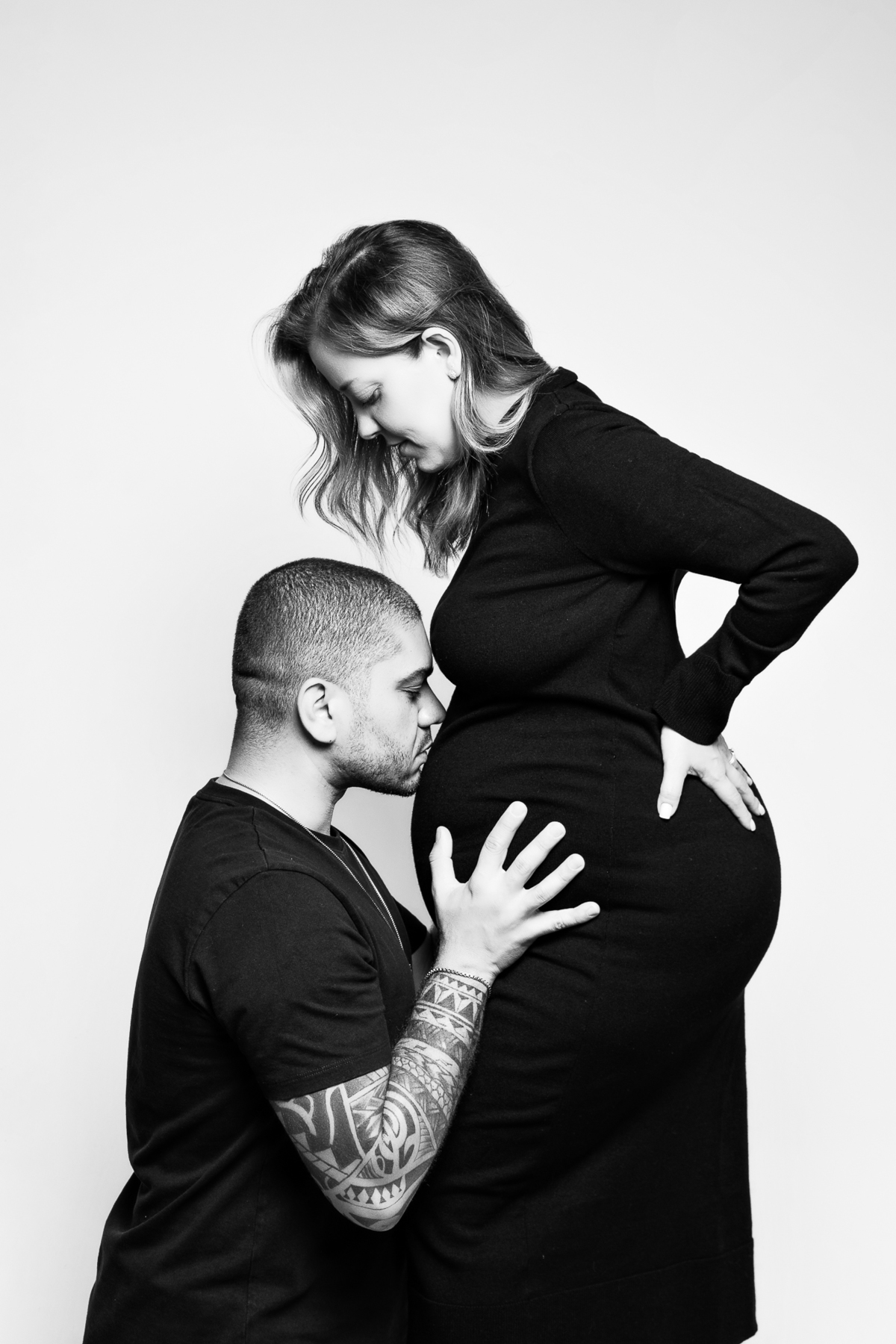 ensaio de gestante gestacional em belo horizonte estudio fotografico marcos felipe fotografia roupa preta jeans blusa branca