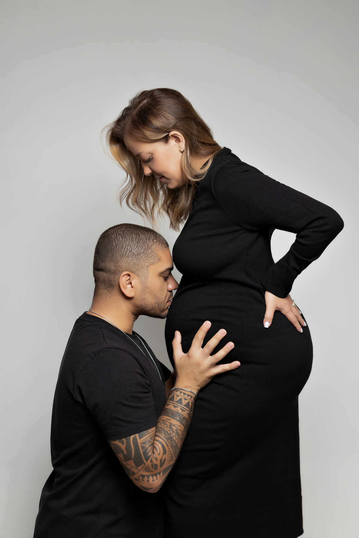 ensaio de gestante gestacional em belo horizonte estudio fotografico marcos felipe fotografia roupa preta jeans blusa branca