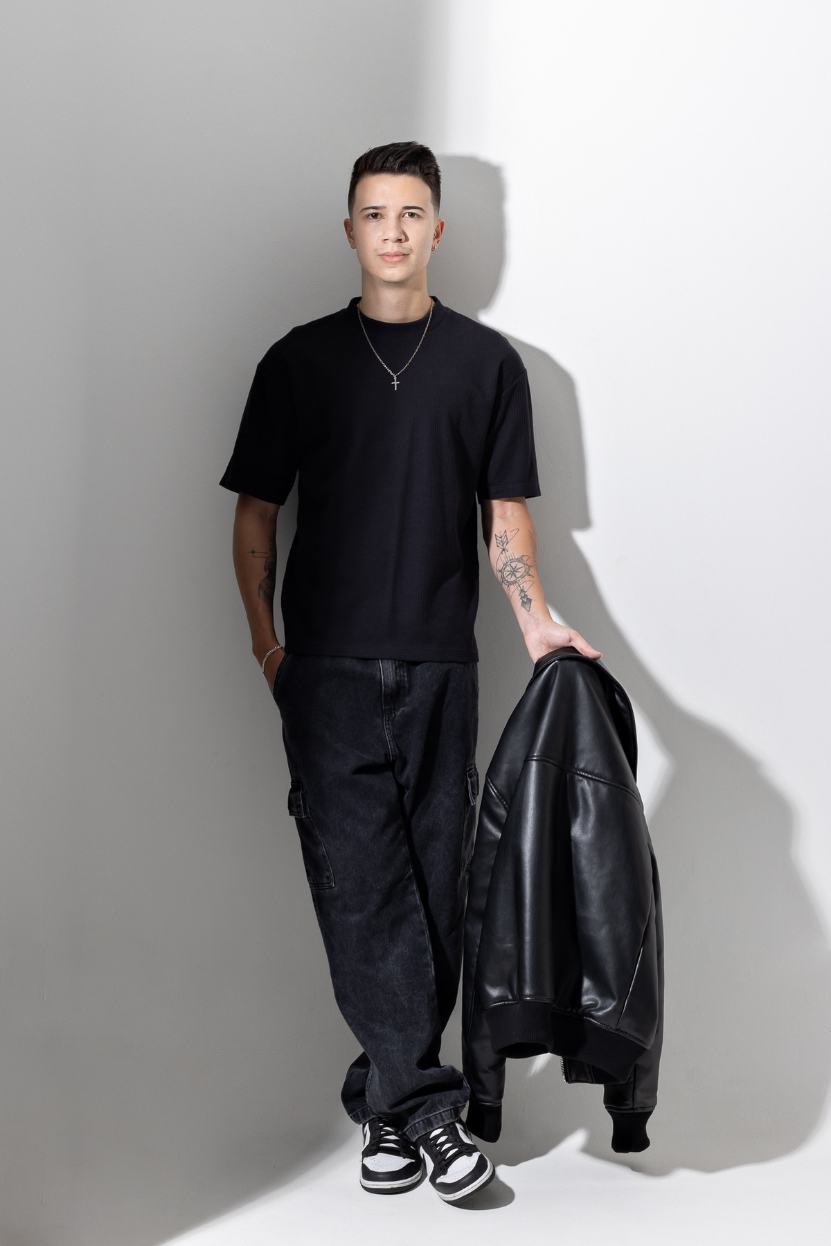 ensaio casual masculino estúdio belo horizonte barreiro marcos felipe fotografia jeans cruzeiro jaqueta preto branco