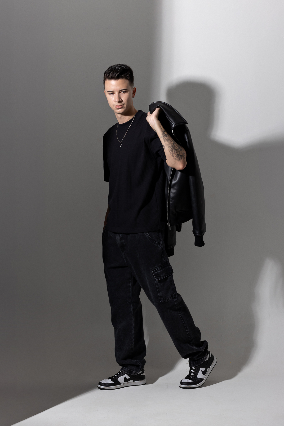 ensaio casual masculino estúdio belo horizonte barreiro marcos felipe fotografia jeans cruzeiro jaqueta preto branco