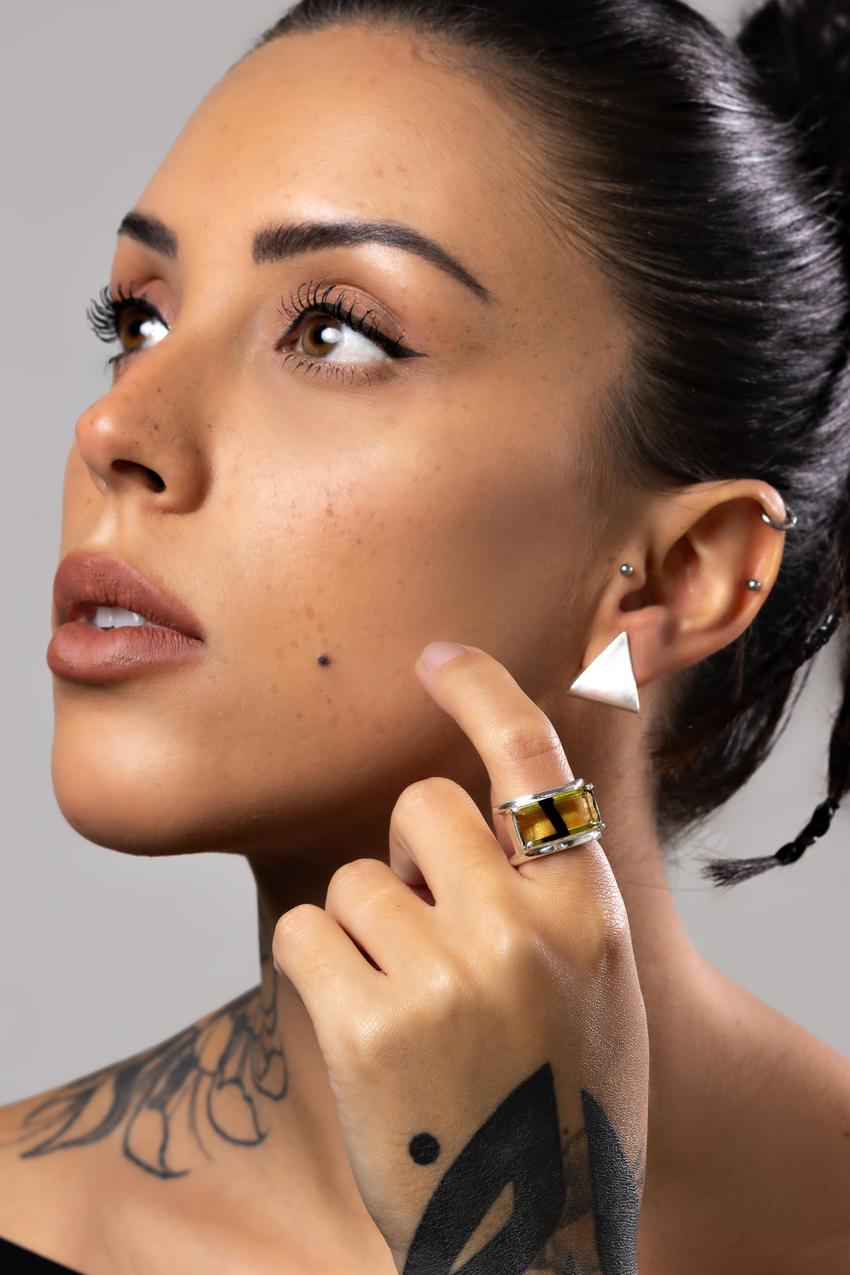 fotos profissionais produtos joias prata Amanda Dutra Oriana estúdio preto e branco marcos felipe fotografia