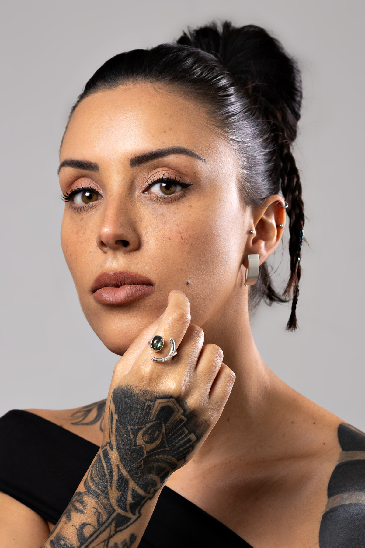 fotos profissionais produtos joias prata Amanda Dutra Oriana estúdio preto e branco marcos felipe fotografia