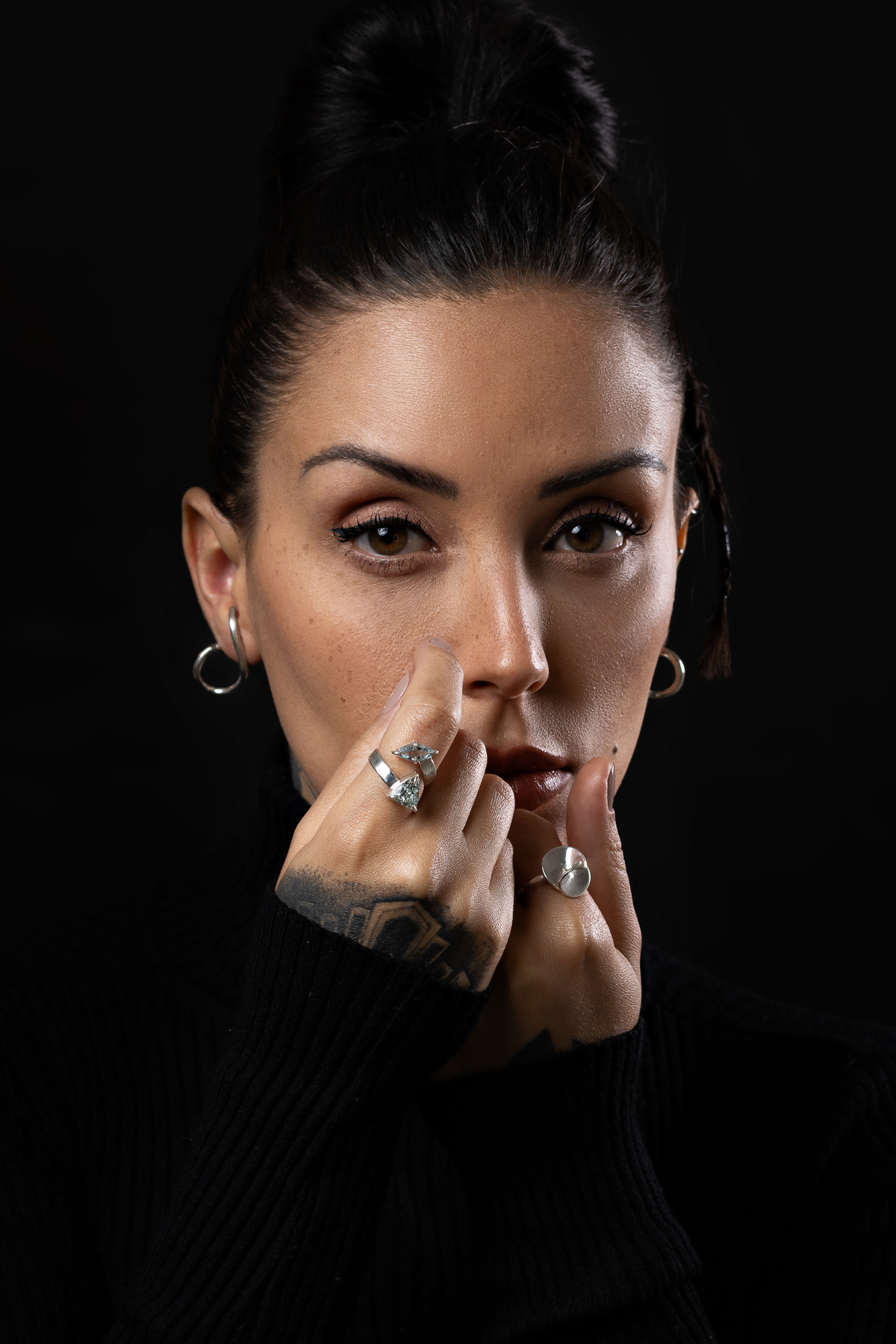 fotos profissionais produtos joias prata Amanda Dutra Oriana estúdio preto e branco marcos felipe fotografia