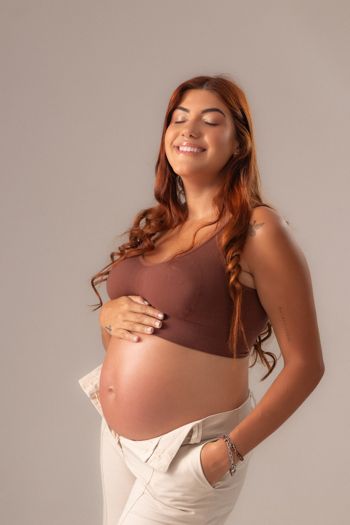 ensaio gestante estúdio belo horizonte barreiro contagem ibirite marcos felipe fotografia clean branco bege vermelho