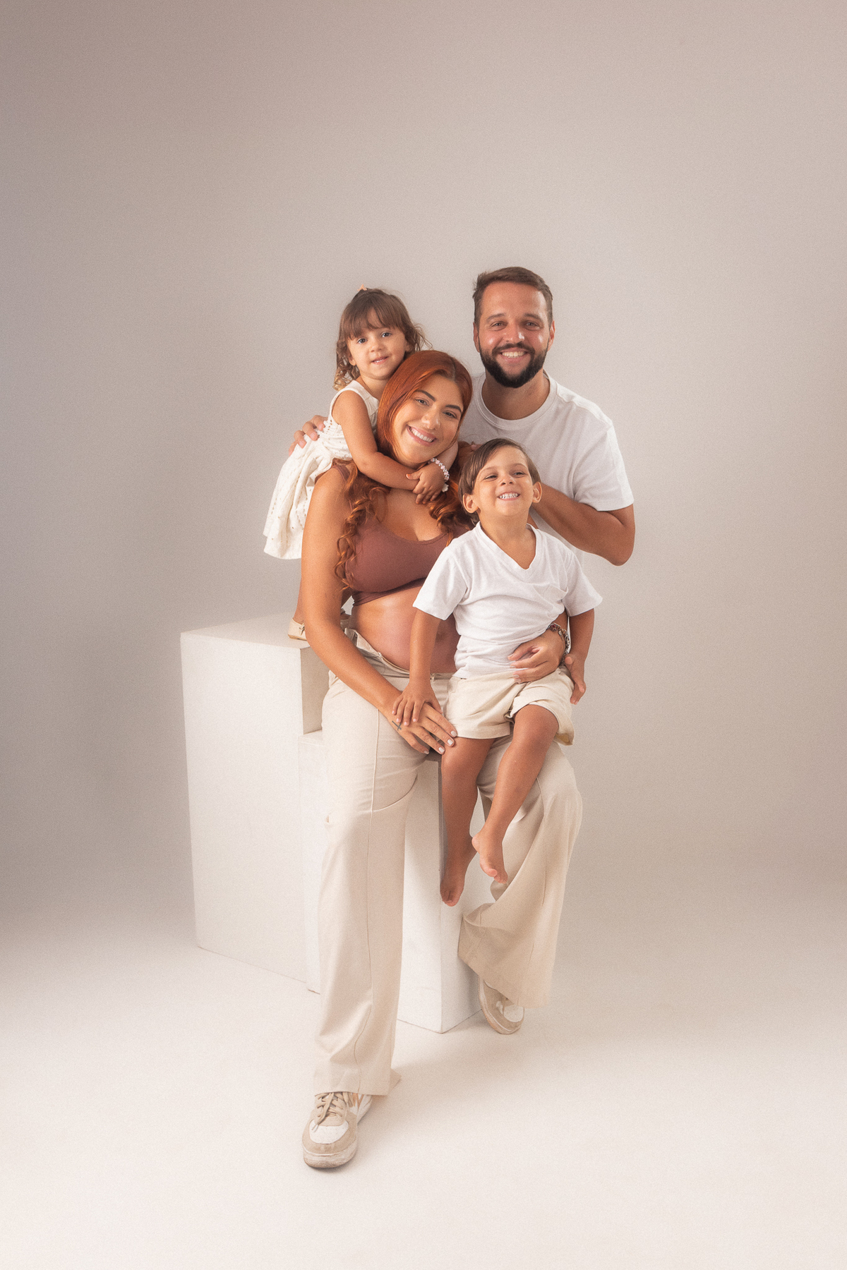 ensaio gestante estúdio belo horizonte barreiro contagem ibirite marcos felipe fotografia clean branco bege vermelho