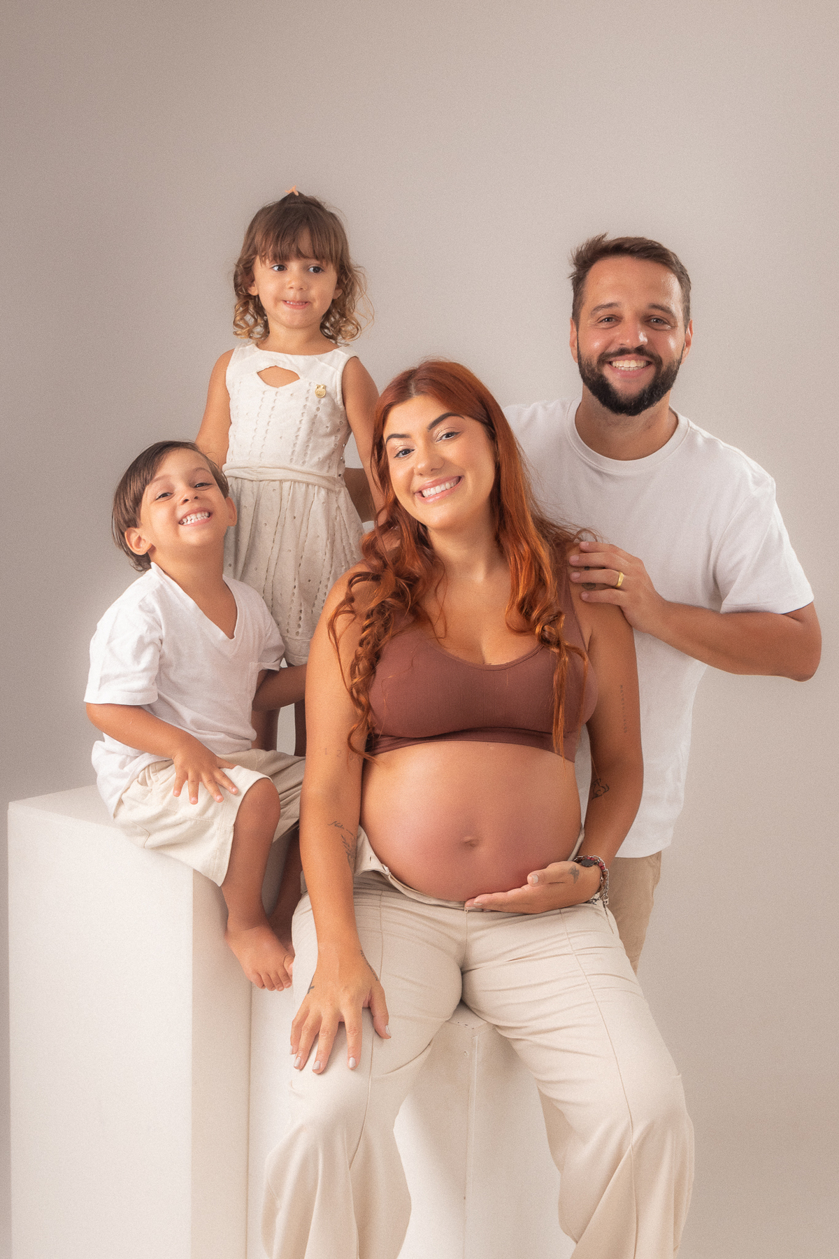 ensaio gestante estúdio belo horizonte barreiro contagem ibirite marcos felipe fotografia clean branco bege vermelho