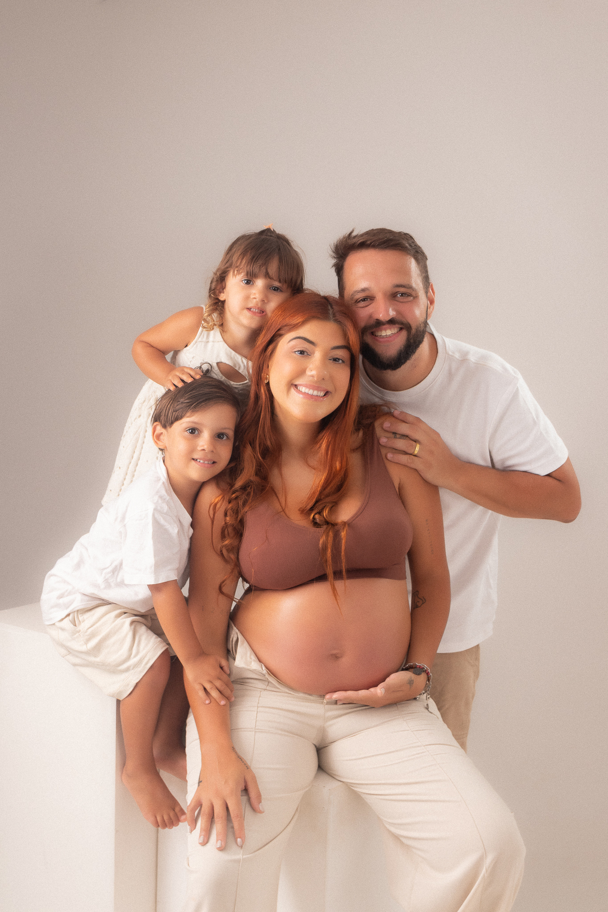 ensaio gestante estúdio belo horizonte barreiro contagem ibirite marcos felipe fotografia clean branco bege vermelho