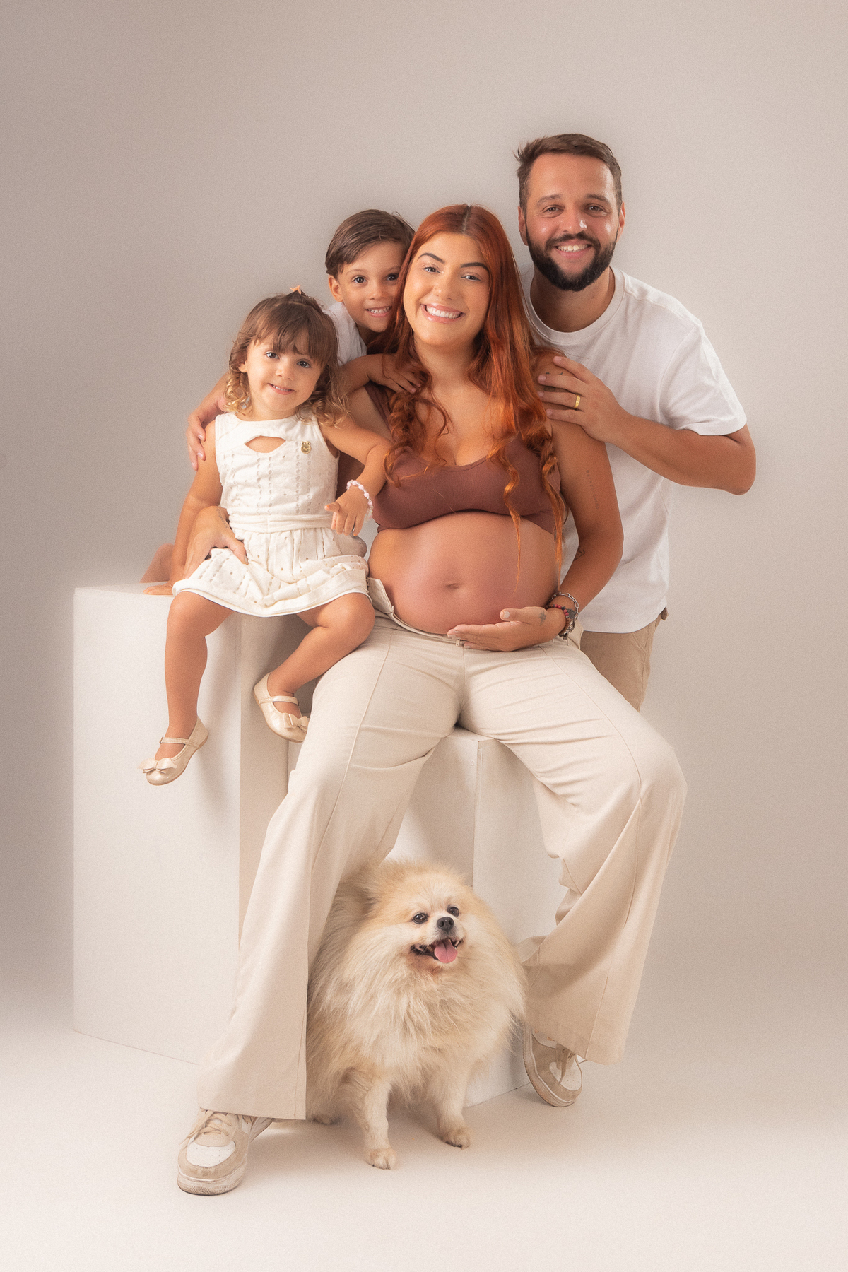 ensaio gestante estúdio belo horizonte barreiro contagem ibirite marcos felipe fotografia clean branco bege vermelho