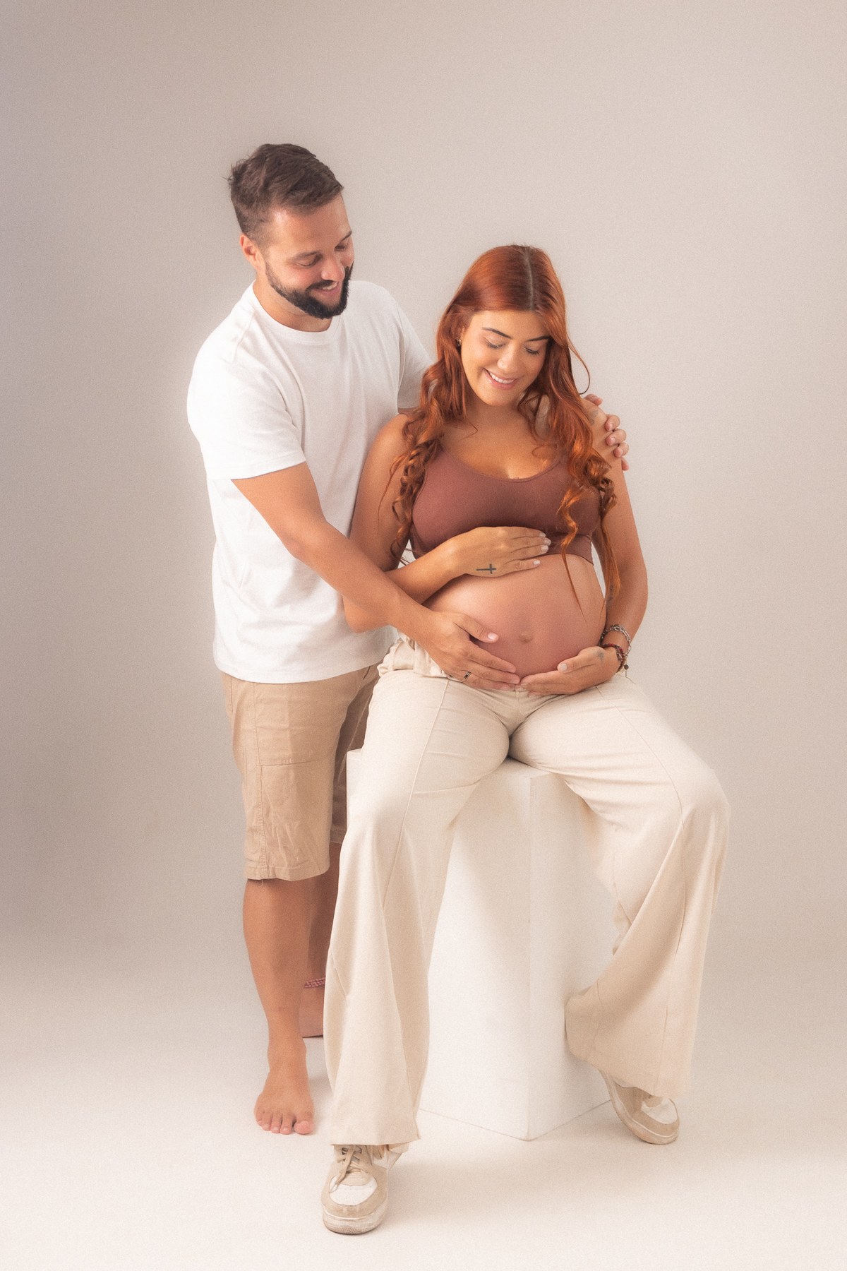 ensaio gestante estúdio belo horizonte barreiro contagem ibirite marcos felipe fotografia clean branco bege vermelho