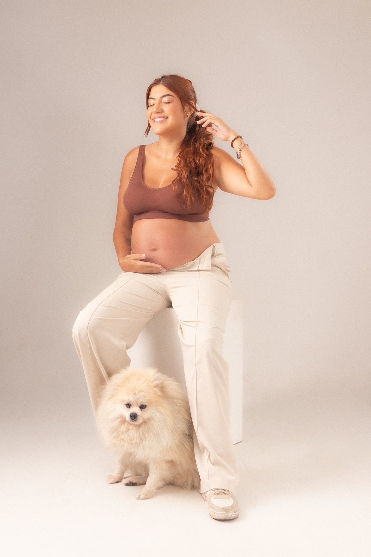 ensaio gestante estúdio belo horizonte barreiro contagem ibirite marcos felipe fotografia clean branco bege vermelho