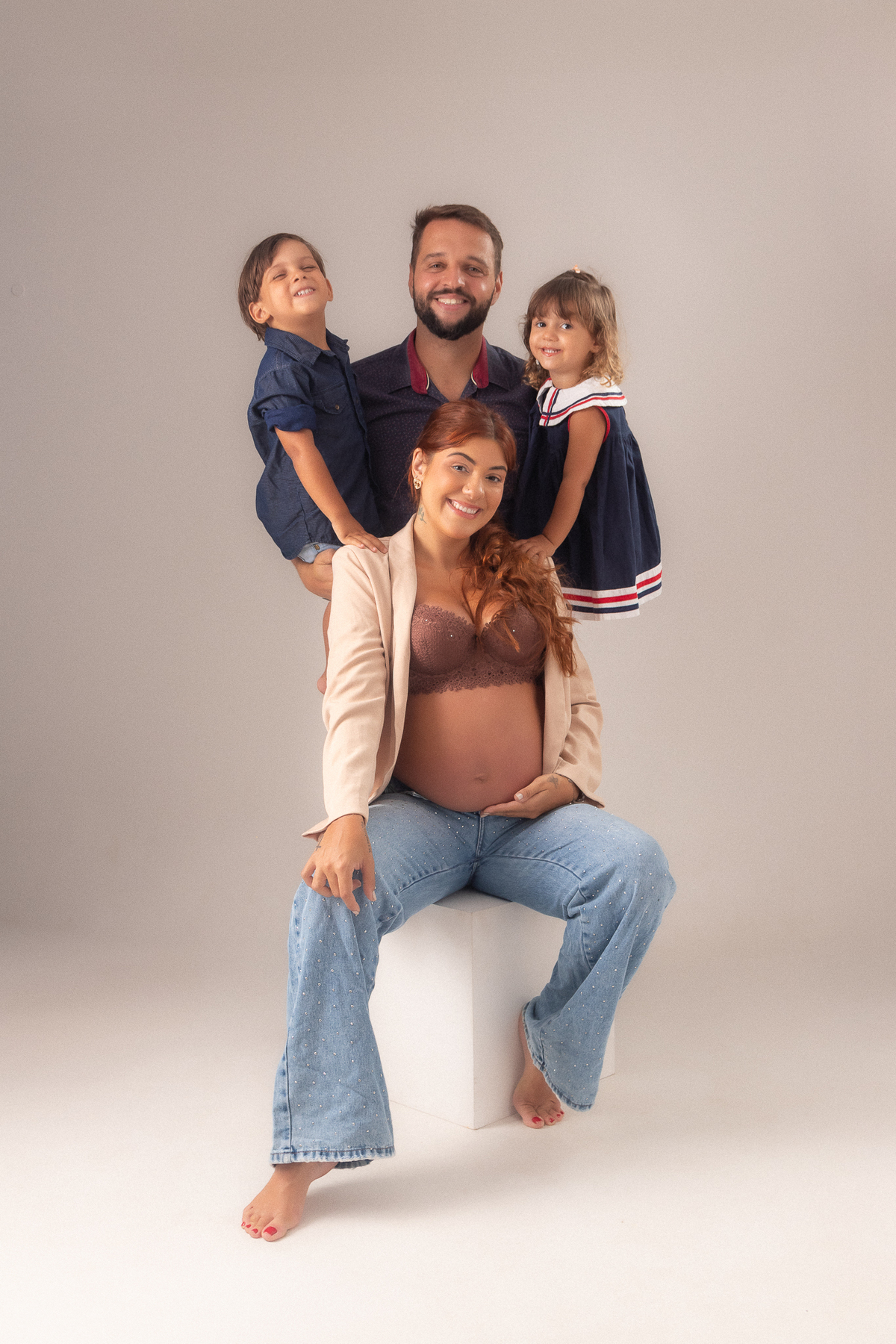 ensaio gestante estúdio belo horizonte barreiro contagem ibirite marcos felipe fotografia clean branco bege vermelho