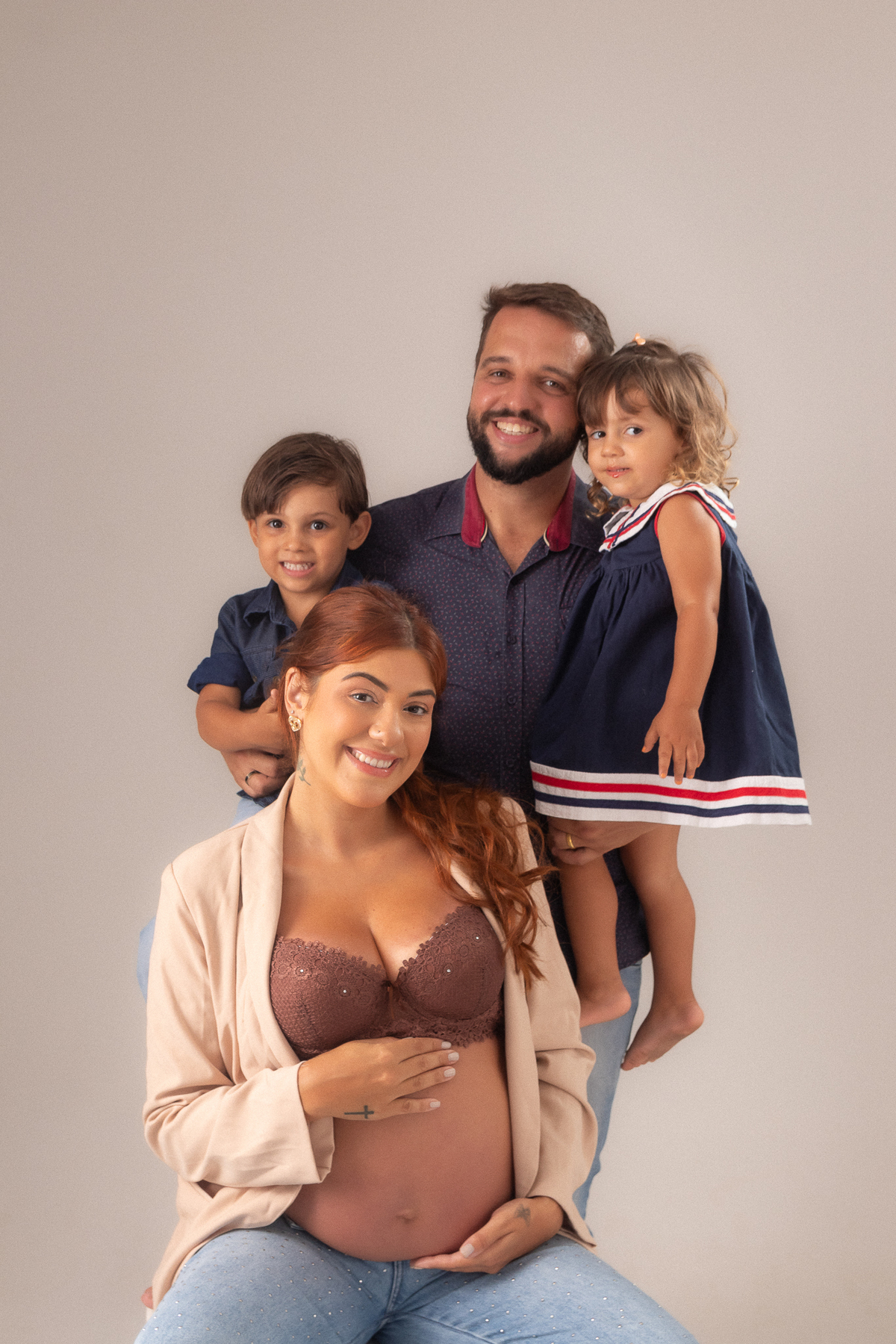 ensaio gestante estúdio belo horizonte barreiro contagem ibirite marcos felipe fotografia clean branco bege vermelho