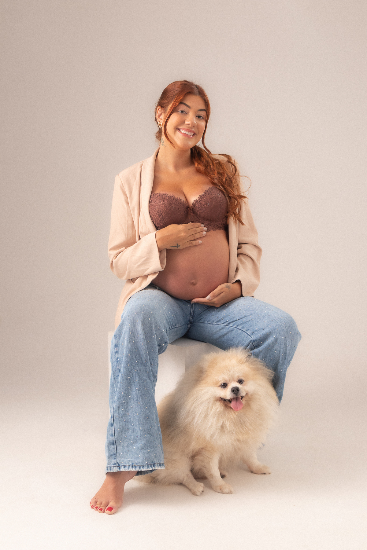 ensaio gestante estúdio belo horizonte barreiro contagem ibirite marcos felipe fotografia clean branco bege vermelho