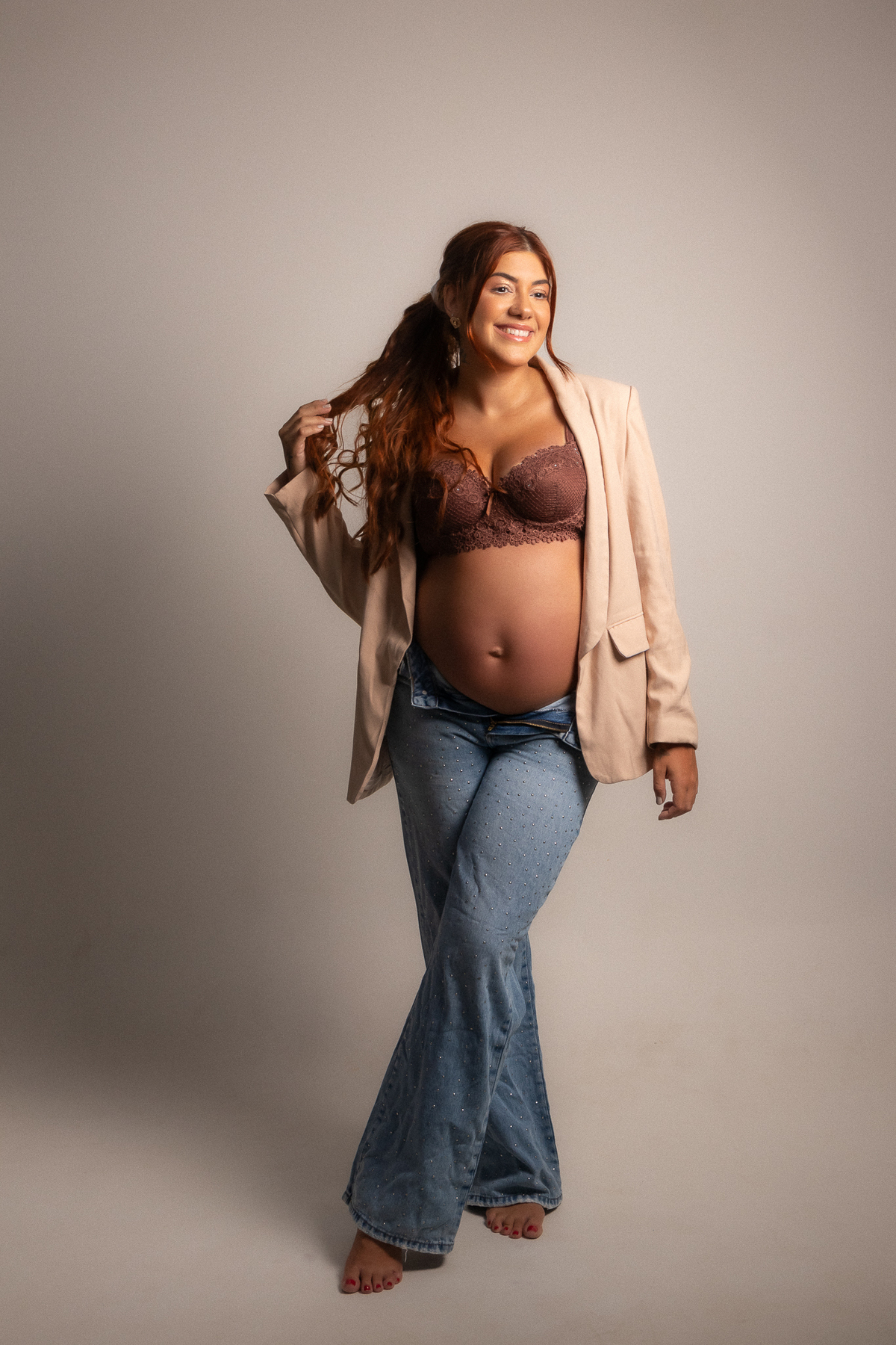 ensaio gestante estúdio belo horizonte barreiro contagem ibirite marcos felipe fotografia clean branco bege vermelho