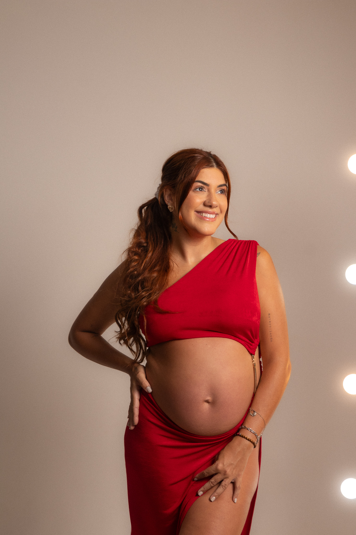 ensaio gestante estúdio belo horizonte barreiro contagem ibirite marcos felipe fotografia clean branco bege vermelho