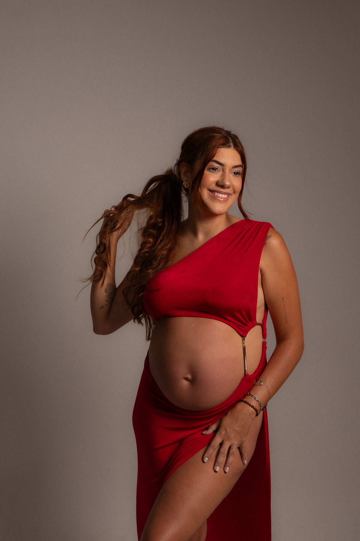 ensaio gestante estúdio belo horizonte barreiro contagem ibirite marcos felipe fotografia clean branco bege vermelho