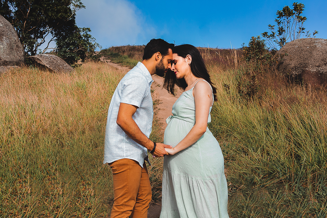 casal gestante de mãos dadas
