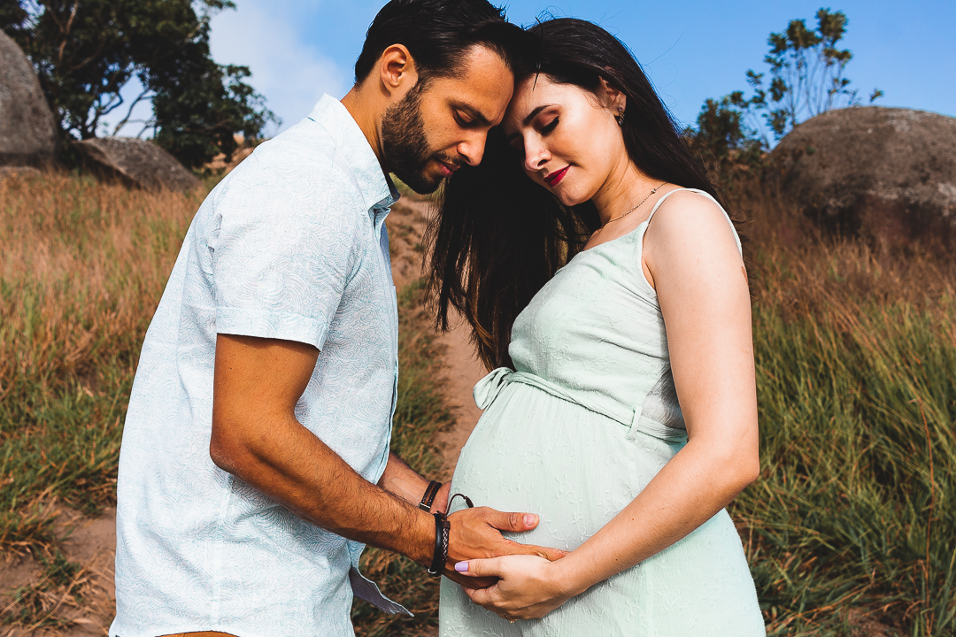 casal gestante com as mão na barriga