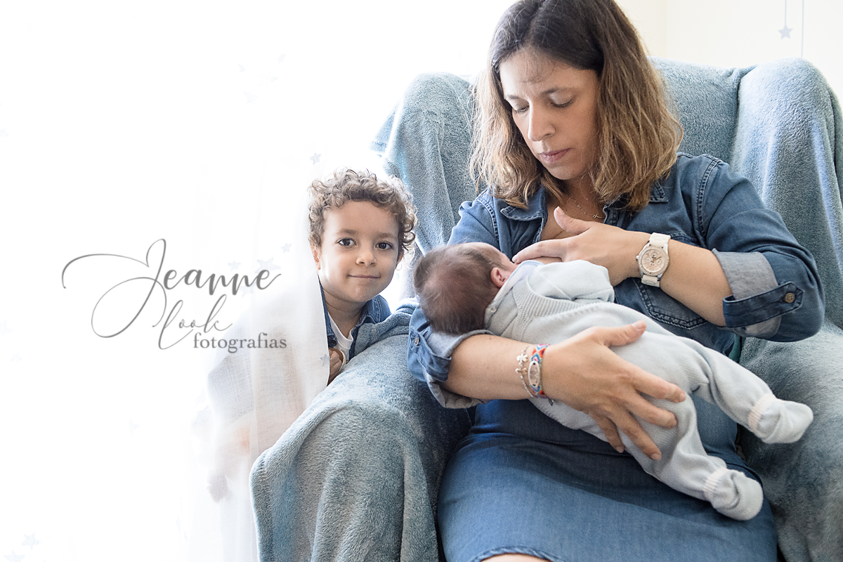 Com a chegada do bebé, o mano ficou inquieto e curioso.
Sessão lifestyle newborn