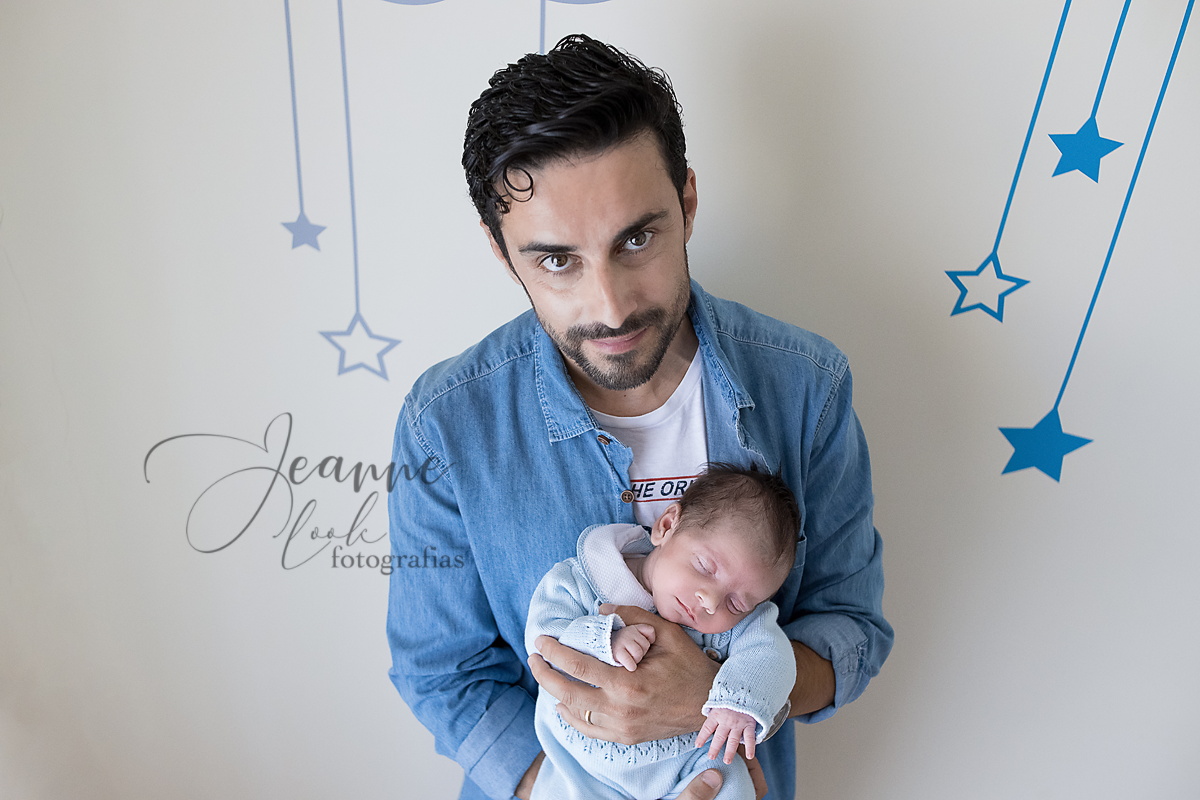 Papá orgulhoso do pequenino
sessão fotografica 
retratos reais
recem nascido