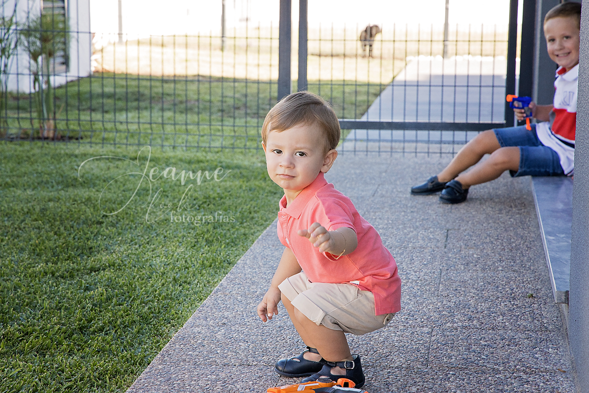 Dois irmãos brincando