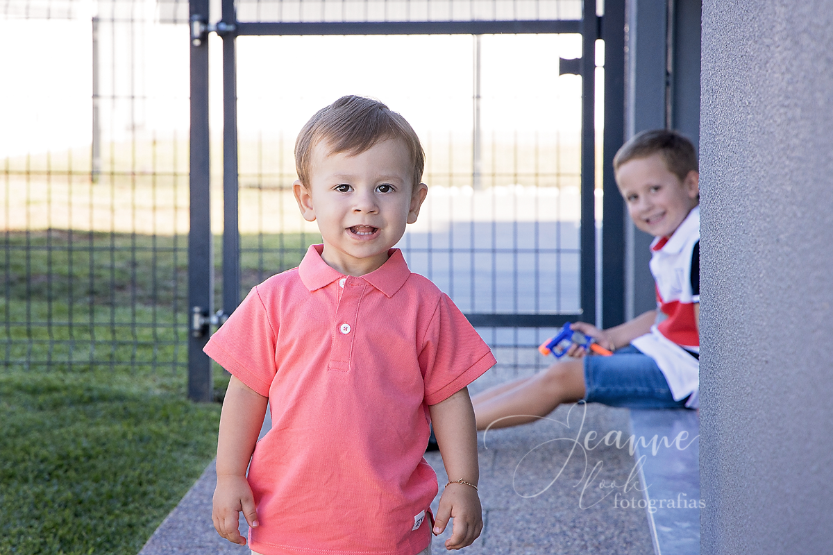 Dois irmãos sorrindo
