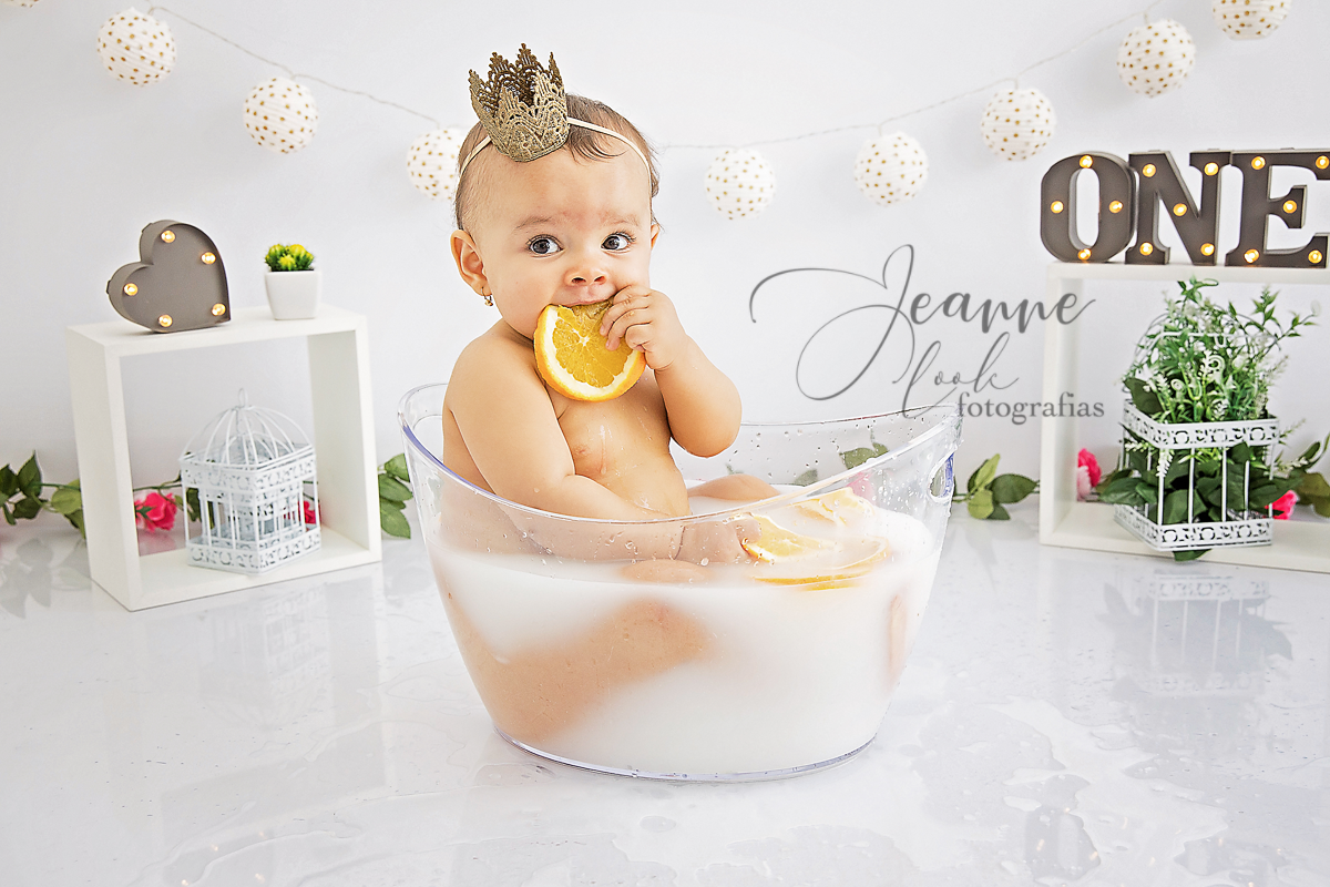 bebé comendo laranja