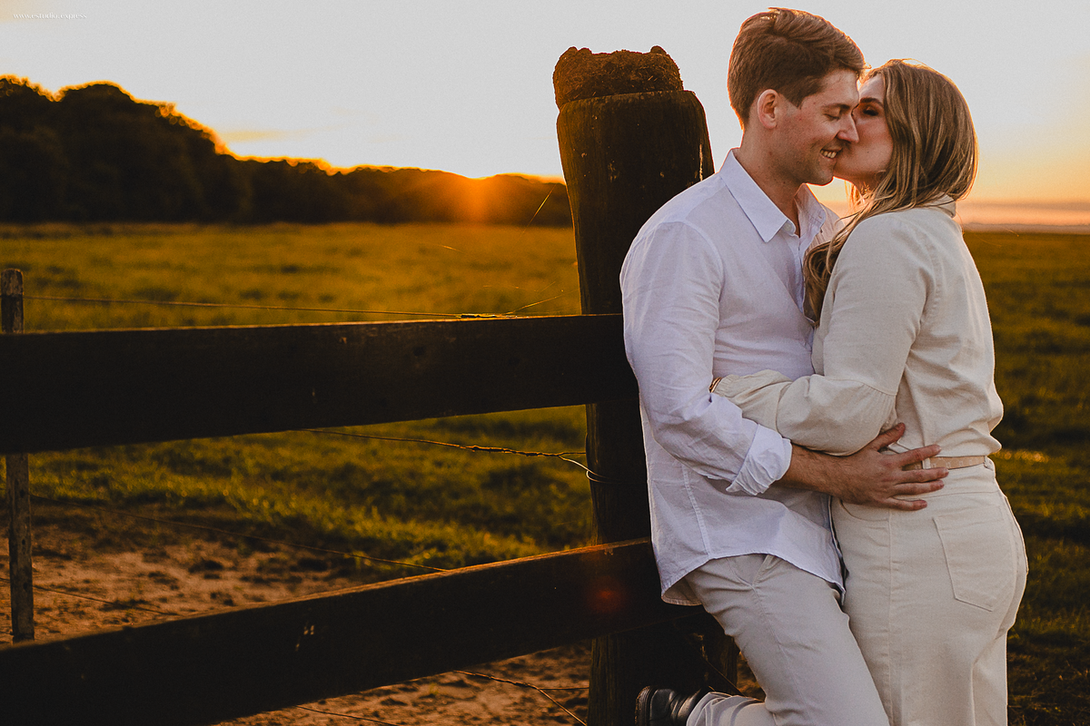 ensaio-pre-casamento-fotógrafo-casais-fotos-românticas-afetividade-conexão-luz-natural-rio-grande-do-sul-camaquã-rs-amor-história-real-spontaneidade-natureza-editorial-visual-afetivo-registro-emoção-ensaio-external-lifestyle-casal-noivos-fotografia-autor
