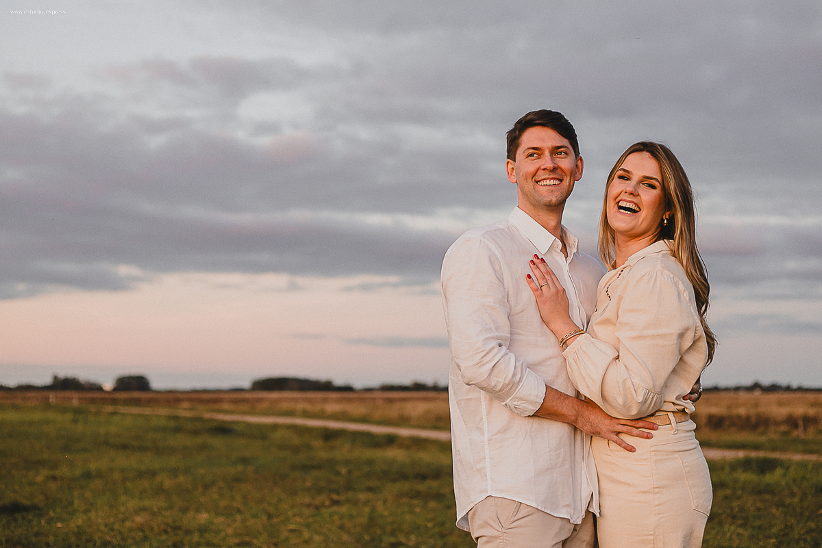 ensaio-pre-casamento-fotógrafo-casais-fotos-românticas-afetividade-conexão-luz-natural-rio-grande-do-sul-camaquã-rs-amor-história-real-spontaneidade-natureza-editorial-visual-afetivo-registro-emoção-ensaio-external-lifestyle-casal-noivos-fotografia-autor