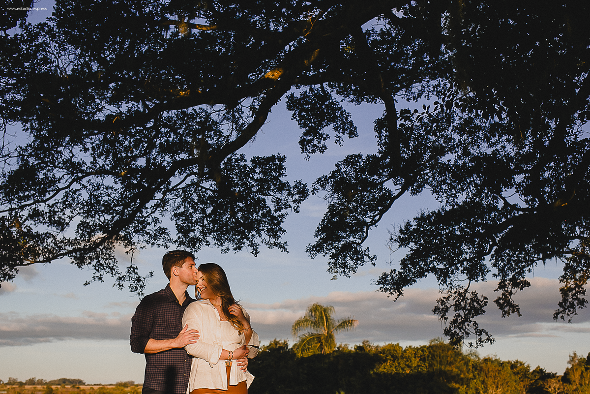 ensaio-pre-casamento-fotógrafo-casais-fotos-românticas-afetividade-conexão-luz-natural-rio-grande-do-sul-camaquã-rs-amor-história-real-spontaneidade-natureza-editorial-visual-afetivo-registro-emoção-ensaio-external-lifestyle-casal-noivos-fotografia-autor