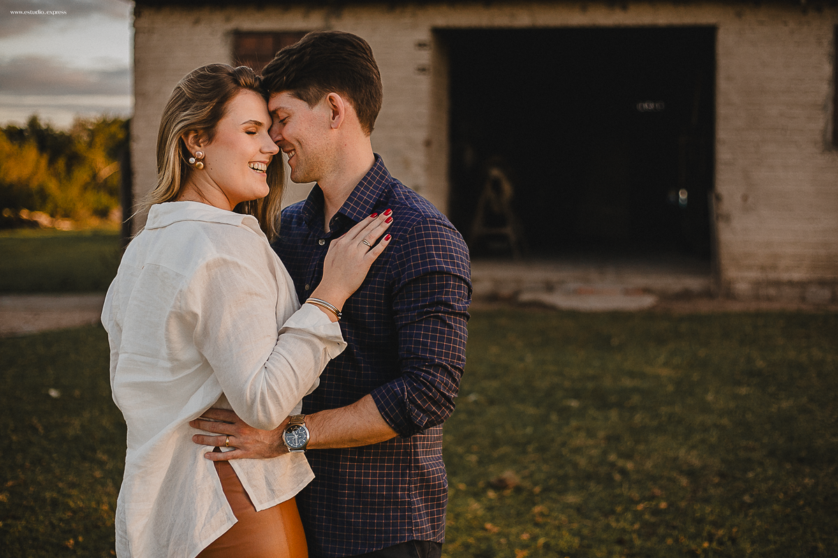 ensaio-pre-casamento-fotógrafo-casais-fotos-românticas-afetividade-conexão-luz-natural-rio-grande-do-sul-camaquã-rs-amor-história-real-spontaneidade-natureza-editorial-visual-afetivo-registro-emoção-ensaio-external-lifestyle-casal-noivos-fotografia-autor