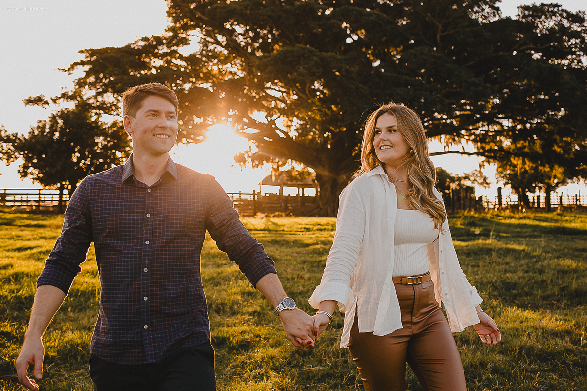 ensaio-pre-casamento-fotógrafo-casais-fotos-românticas-afetividade-conexão-luz-natural-rio-grande-do-sul-camaquã-rs-amor-história-real-spontaneidade-natureza-editorial-visual-afetivo-registro-emoção-ensaio-external-lifestyle-casal-noivos-fotografia-autor