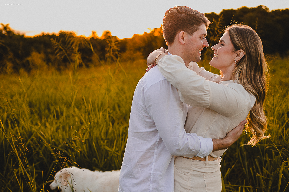 ensaio-pre-casamento-fotógrafo-casais-fotos-românticas-afetividade-conexão-luz-natural-rio-grande-do-sul-camaquã-rs-amor-história-real-spontaneidade-natureza-editorial-visual-afetivo-registro-emoção-ensaio-external-lifestyle-casal-noivos-fotografia-autor