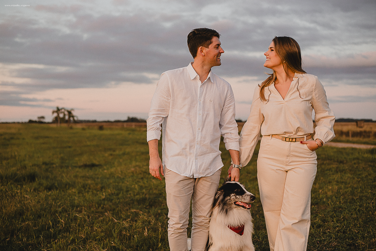 ensaio-pre-casamento-fotógrafo-casais-fotos-românticas-afetividade-conexão-luz-natural-rio-grande-do-sul-camaquã-rs-amor-história-real-spontaneidade-natureza-editorial-visual-afetivo-registro-emoção-ensaio-external-lifestyle-casal-noivos-fotografia-autor